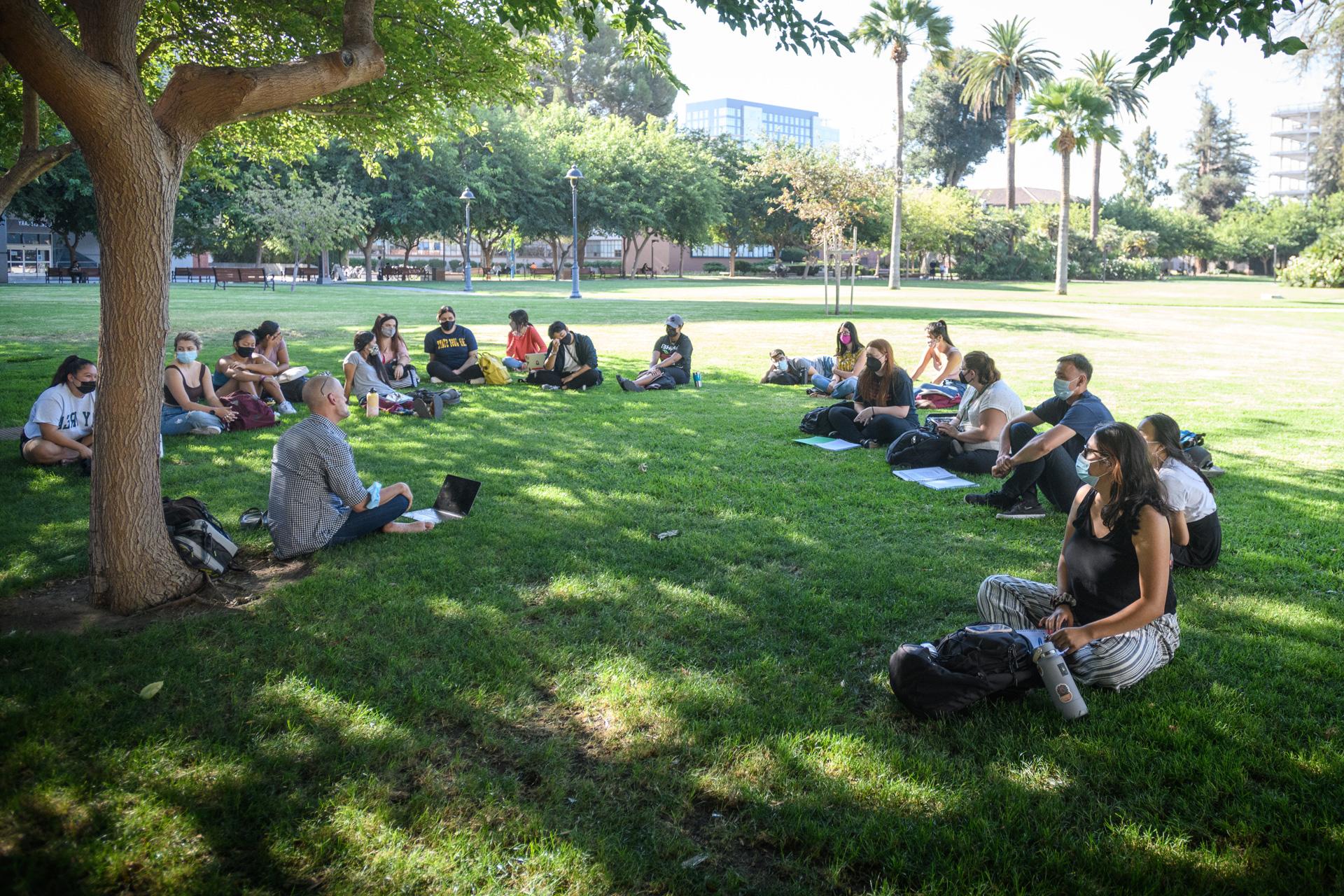 学生们聚集在草地上.