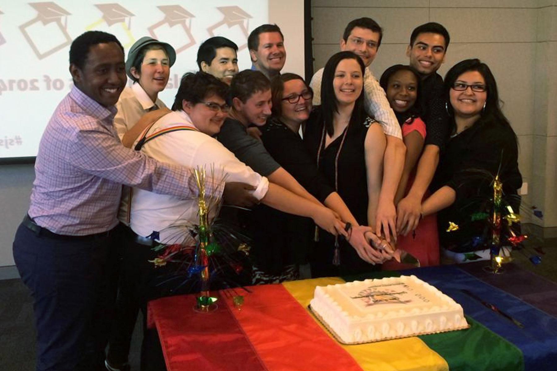 来自性别平等中心的学生在彩虹毕业典礼上.
