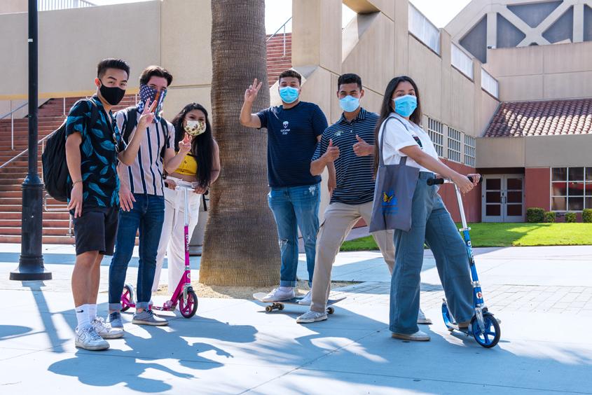 学生们戴着口罩探索校园. 